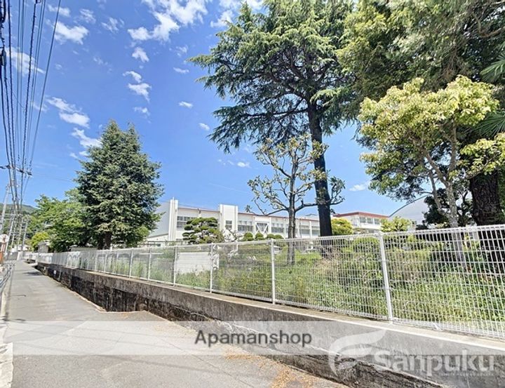 愛媛県東温市志津川の賃貸マンションの周辺