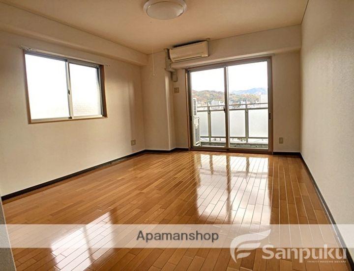 愛媛県松山市道後今市の賃貸マンションの居間