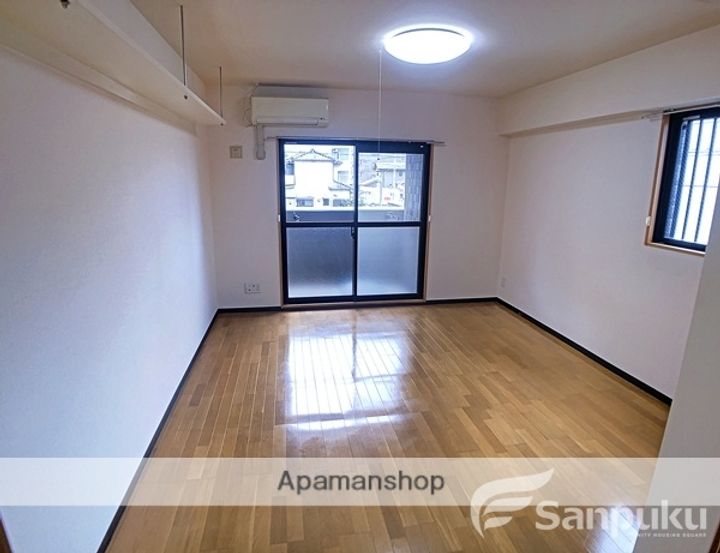 愛媛県松山市高砂町2丁目の賃貸マンションの居間