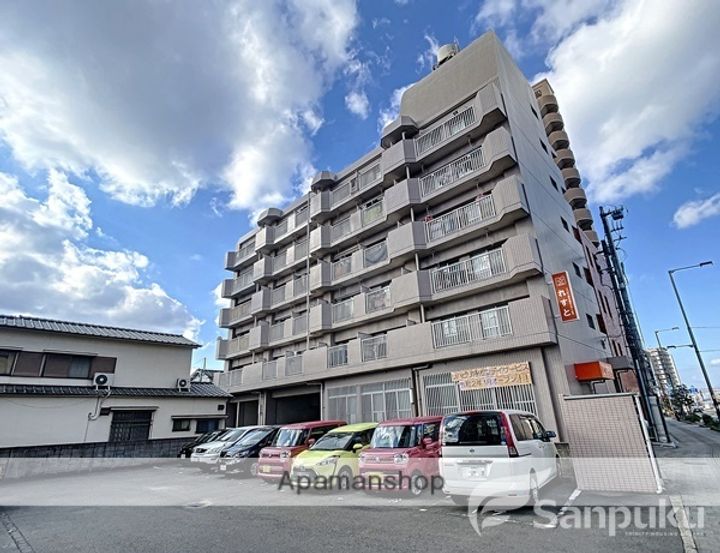 東一万ビルの外観