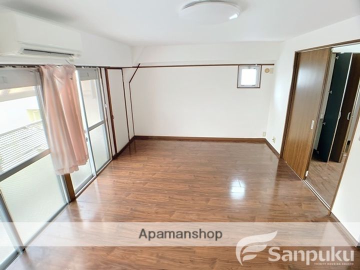 菊弘ビルの居間