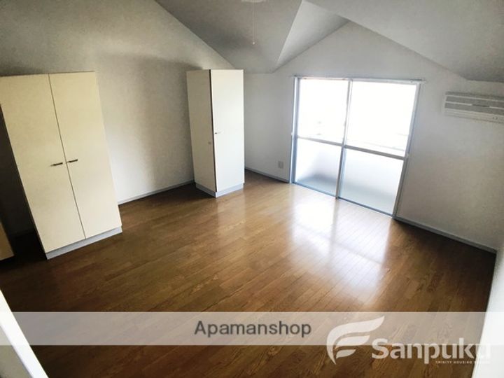 愛媛県東温市南方の賃貸マンションの居間