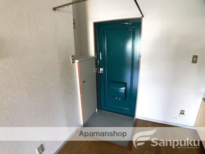 愛媛県東温市南方の賃貸マンションの玄関