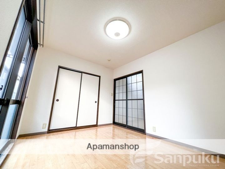 愛媛県松山市空港通2丁目の賃貸アパートの居間