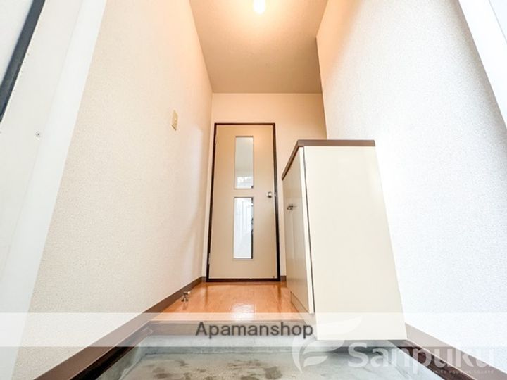 愛媛県松山市空港通2丁目の賃貸アパートの玄関