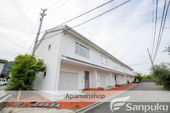 M’S GARAGE EASTの外観
