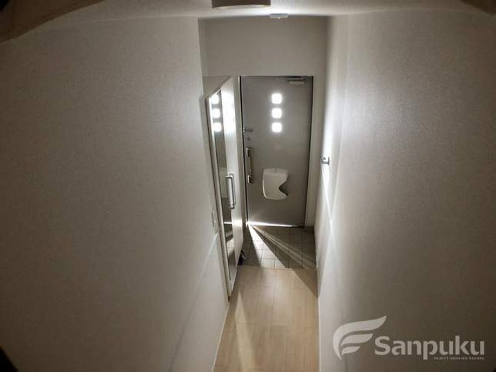 ライズコート枝松の玄関