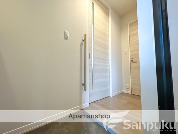 愛媛県松山市鷹子町の賃貸アパートの玄関