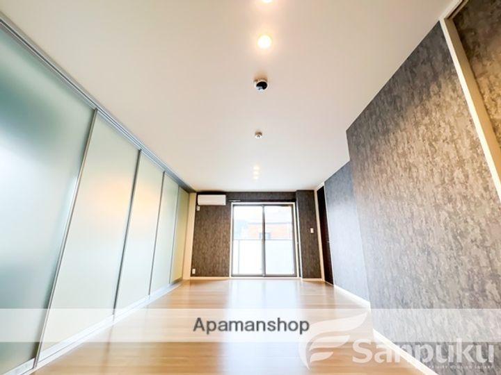 愛媛県松山市岩崎町1丁目の賃貸マンションの居間