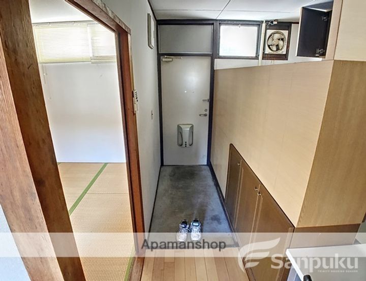 祝谷ビルの玄関