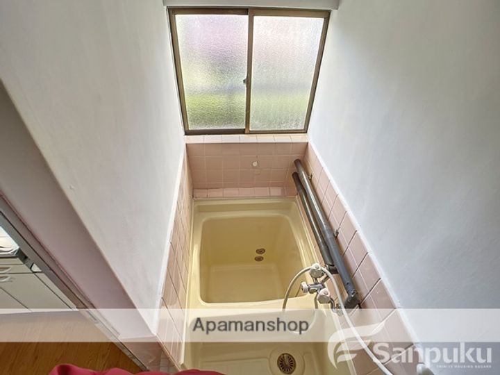 愛媛県松山市北土居1丁目の賃貸アパートの内装