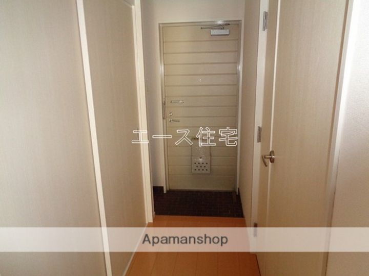 グランドハイツ西条の玄関