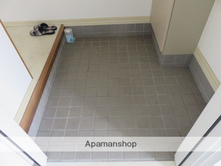 エトワール三津屋A棟の玄関