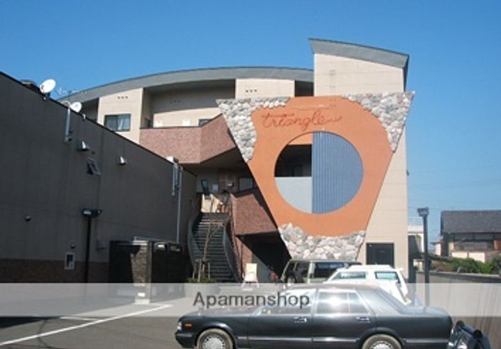 トライアングルビルの外観