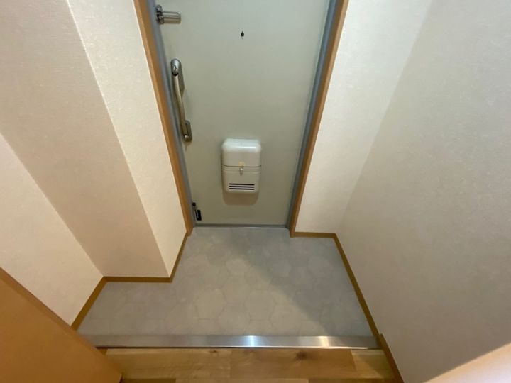 フィネス御殿前通りの玄関