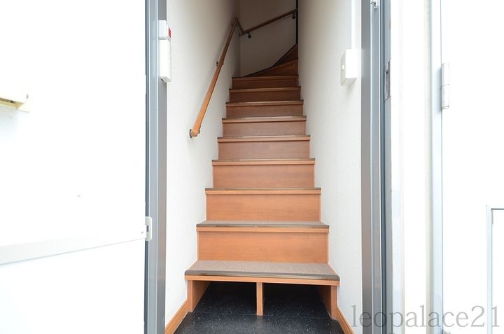 レオパレスPRESIDENT207の玄関