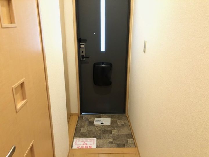 ビレッジ北久保 C棟の玄関