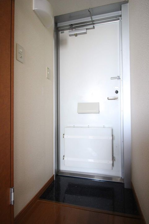 レオパレスポラリス エクレール201の玄関