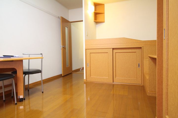 レオパレスパル2002210の居間
