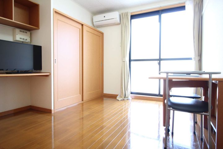 レオパレスグリーンパルのいちⅡ204の居間