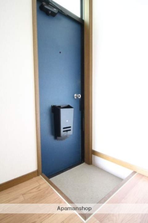 ワンパースンハイツA棟205の玄関
