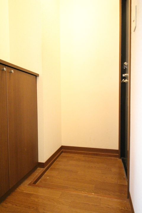 ヴェルディハイツ C棟の玄関