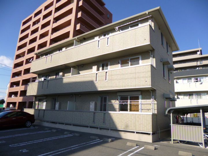 リビングタウン北川添 A棟の外観