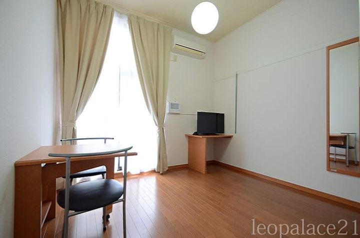 レオパレス月隈南の居間