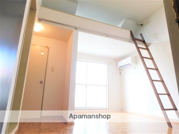 福岡県春日市下白水北1丁目の賃貸アパートの居間