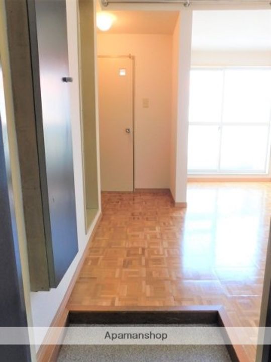 福岡県春日市下白水北1丁目の賃貸アパートの玄関