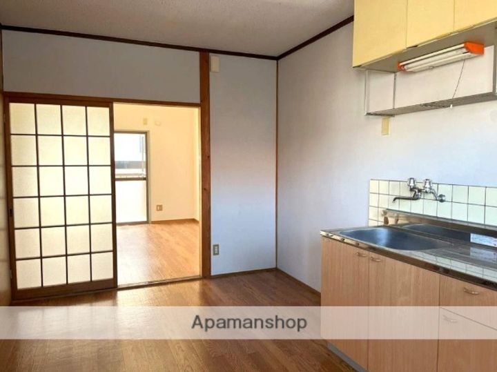 福岡県糟屋郡須惠町大字新原の賃貸アパートの居間