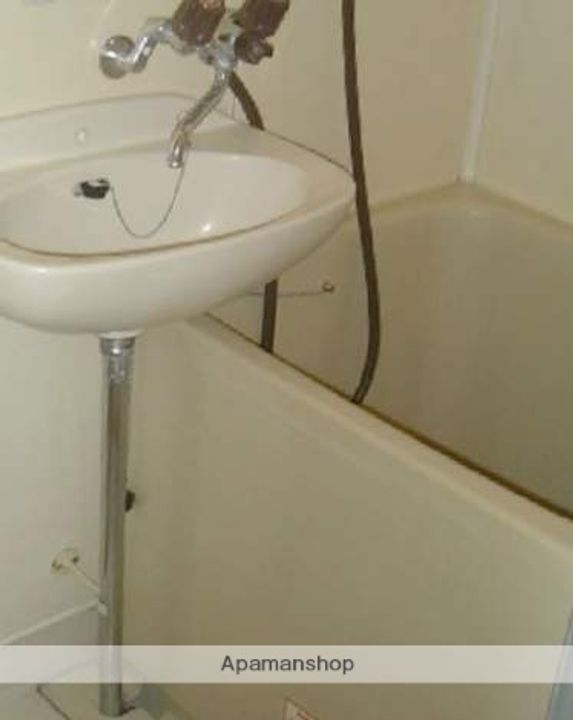 ダイナコート産大前の風呂