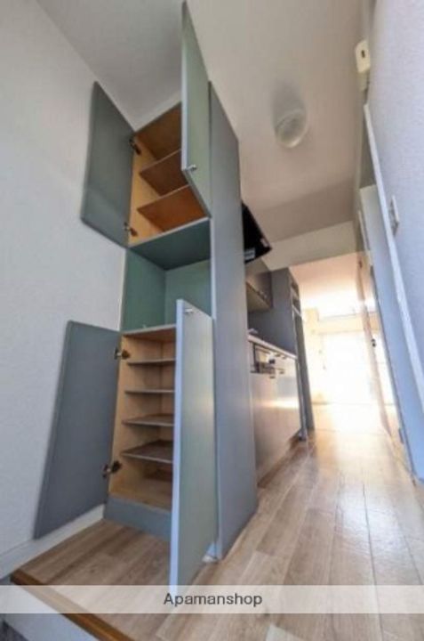 シャレーフロレスタの玄関