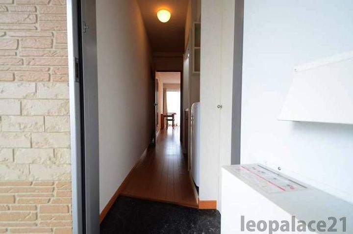 レオパレスTRNヒルズの玄関