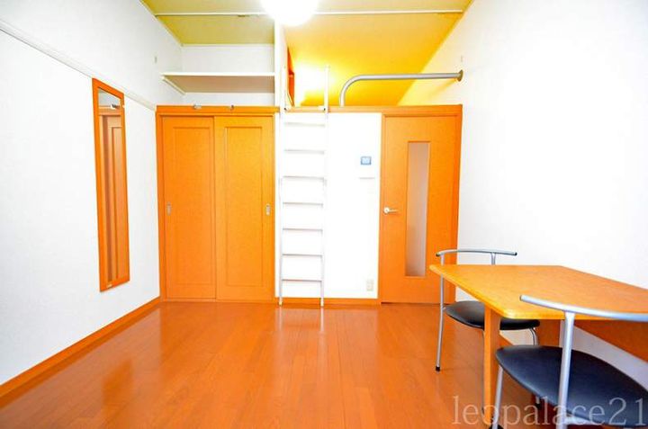 レオパレス楠の風102の居間