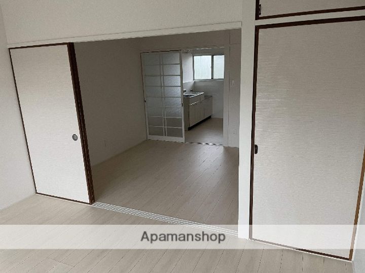 八田倉地アパートの居間