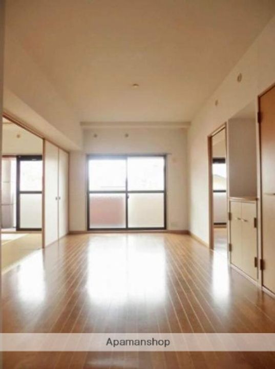 福岡県糟屋郡須惠町大字須惠の賃貸マンションの居間