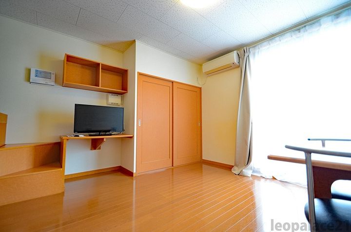 レオパレスイーリスⅡ111の居間