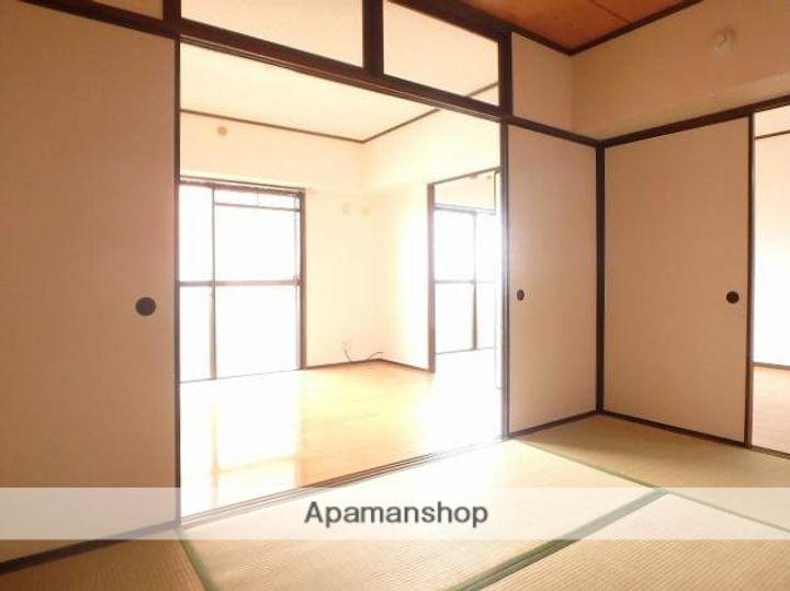 ビジネス・ワン板付の居間