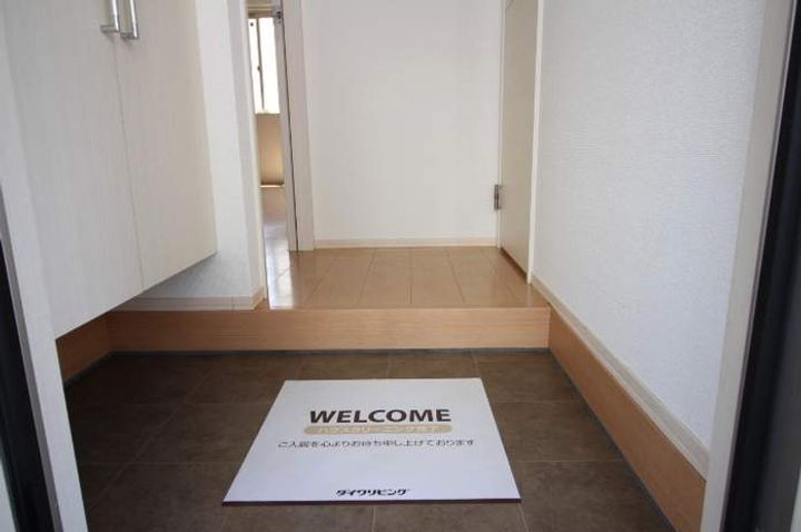 ロイヤルコート東那珂の玄関