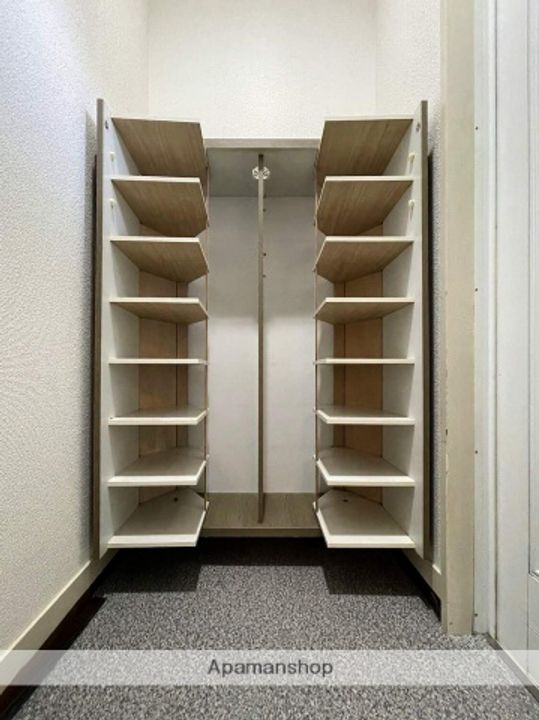 福岡県福岡市博多区空港前3丁目の賃貸マンションの玄関