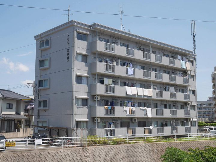 福岡県春日市春日公園8丁目の賃貸マンションの外観