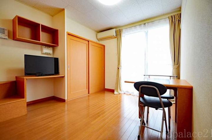 レオパレスウィングMKの居間