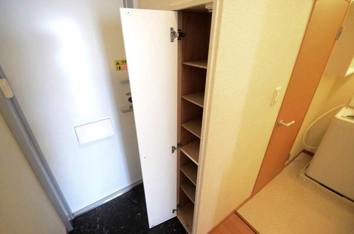 レオパレスウィングMKの玄関