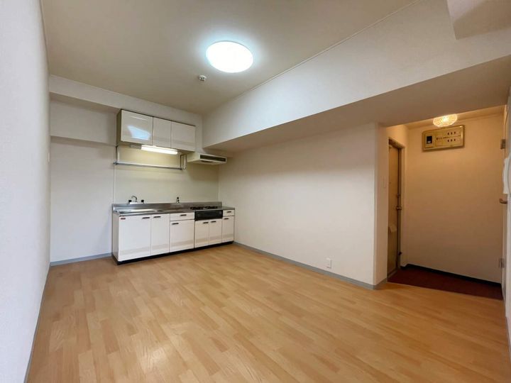 チュリス川端の居間