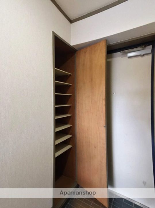 福岡県福岡市東区松崎2丁目の賃貸マンションの玄関