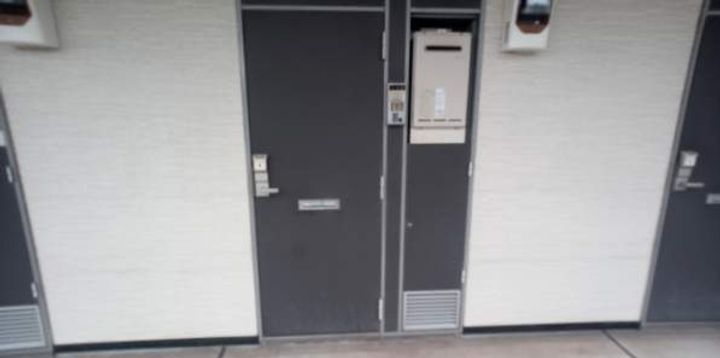 レオパレスK&JUNの玄関