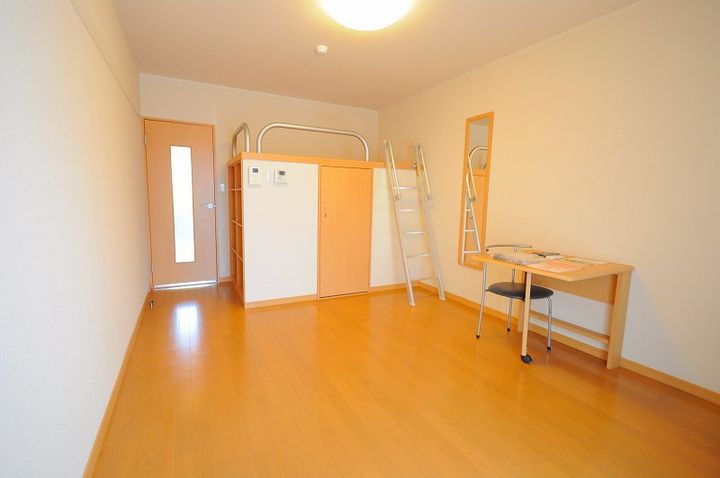 レオネクストグリーンメール富野101の居間