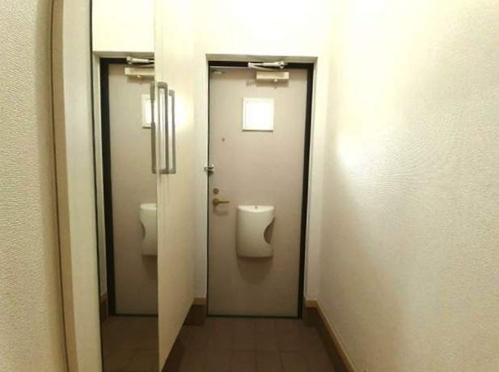 ファイン若松Aの玄関