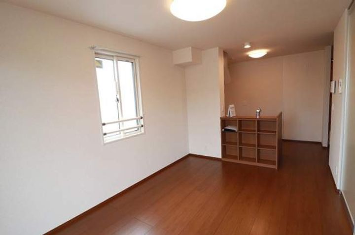 メゾン・ラフィーネ A棟の居間